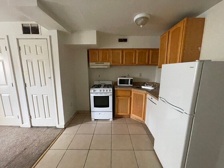 KITCHEN - 1507 Spring Garden St