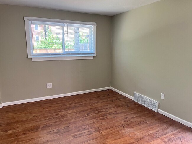 Building Photo - Inviting 1 bed/1bath in Benton Park West