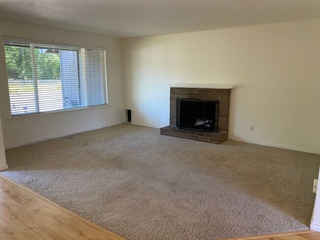 Building Photo - AVAILABLE FOR SHOWING ON 2/11