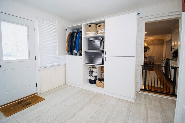 Building Photo - Stunning 3 Bedroom, 2 Bathroom in West Col...