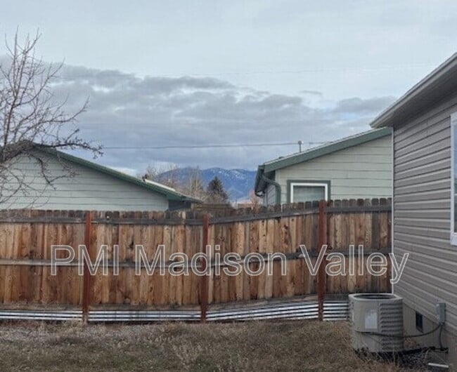 Building Photo - 707 Washington St