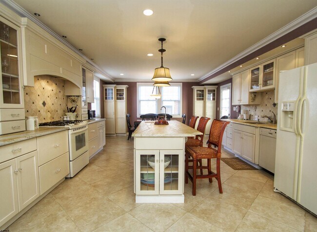 Building Photo - 2 S Dudley Ave