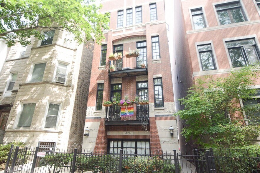Primary Photo - 824 W Buckingham Pl