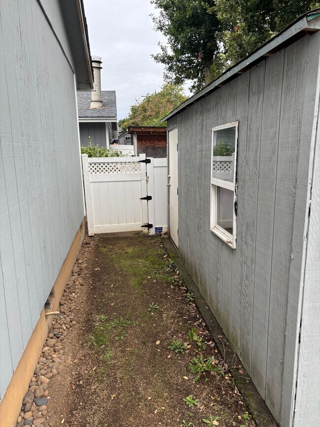 Building Photo - 6618 N Albina Ave