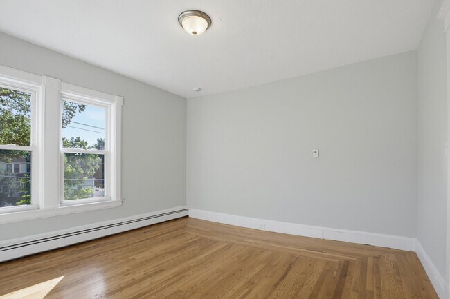 Building Photo - 56 1/2 Fruit St