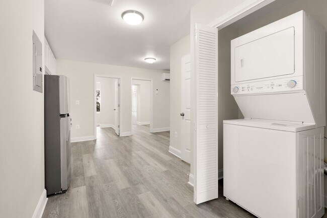Building Photo - Newly Renovated 3BR/1BA - WASHEY/DRYER - I...
