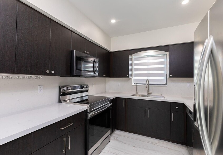 Building Photo - 5641 SW 67th Ave