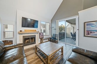 Building Photo - Mission Valley Beautiful Townhome Fully Furnished with A/C, Laundry + Parking
