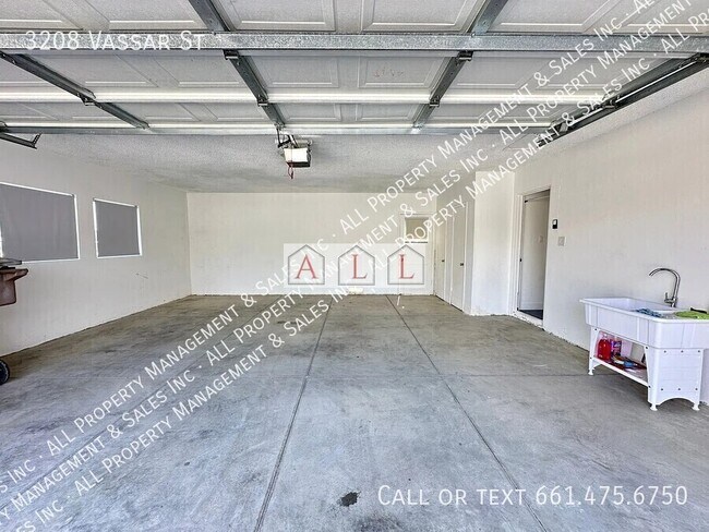 Building Photo - 3208 Vassar St