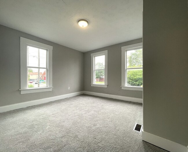 Building Photo - 85 Reeb Ave