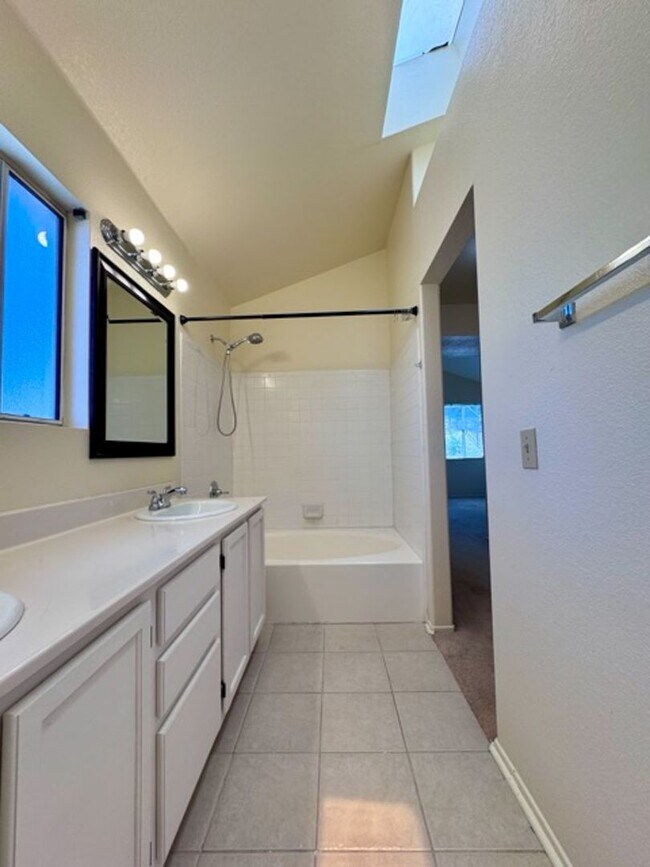 Building Photo - Spacious 3 Bedroom Home with High Ceilings...