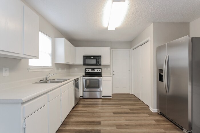 Building Photo - 5425 Bluff View Dr