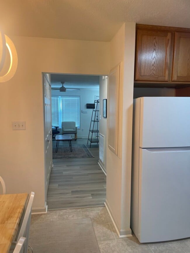 Building Photo - 2 BR 2.5 Bath Townhome