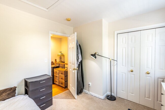 Building Photo - 1463 Glenside Green - River Run Townhome!