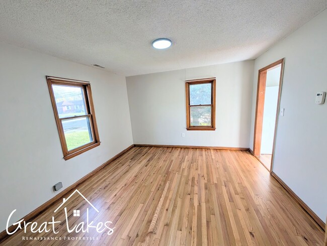 Building Photo - Beautiful 2 Bedroom 1 Bathroom now availab...