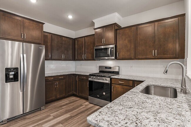 Building Photo - Cozy Townhome with 2 car garage!