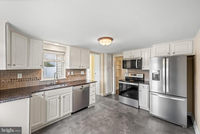 Building Photo - 3 Buttonwood Ave