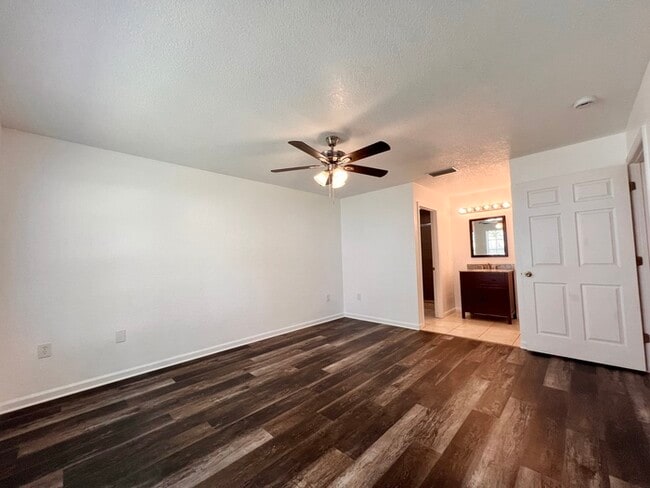 Building Photo - Completely Renovated 3 Bed 2 Bath Condo