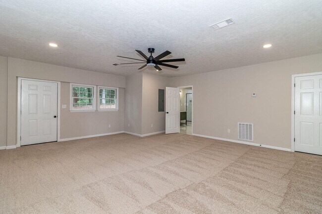 Building Photo - 4375 Lake Idylwilde Dr