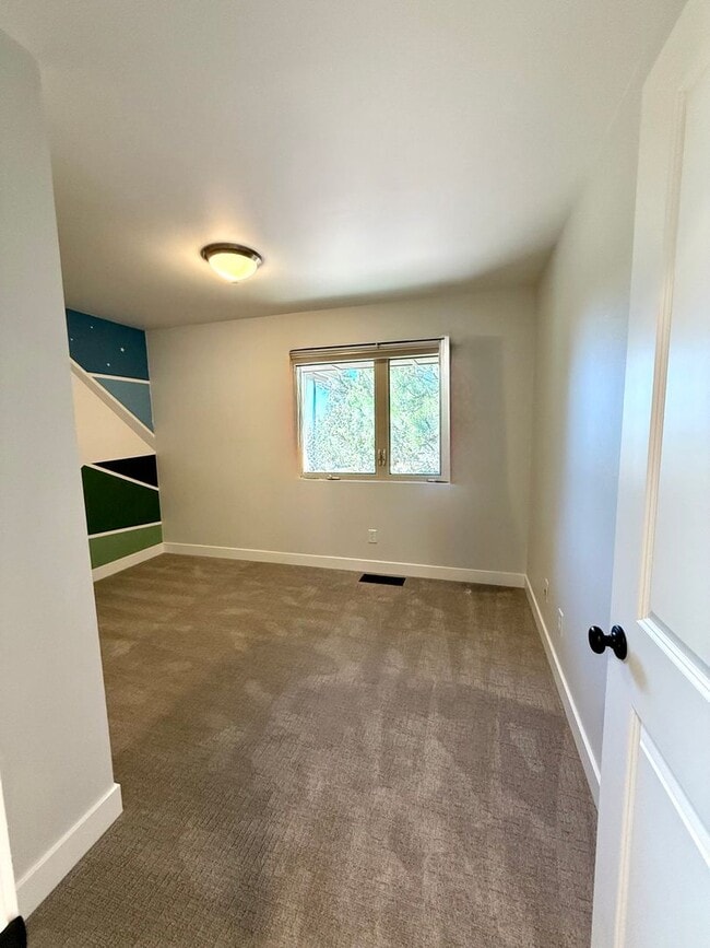 Building Photo - 4 Bedroom Home in Awbrey Butte Neighborhood – Unfurnished, Short Lease