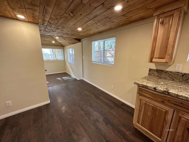 Building Photo - Updated 2 bedroom Home on Sugar Pine