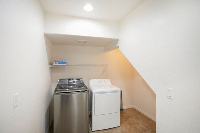 Building Photo - 3 Story Home With Large Loft IN Providence