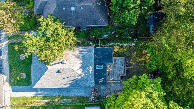 Building Photo - Darling 3 Bed 1 Bath Home