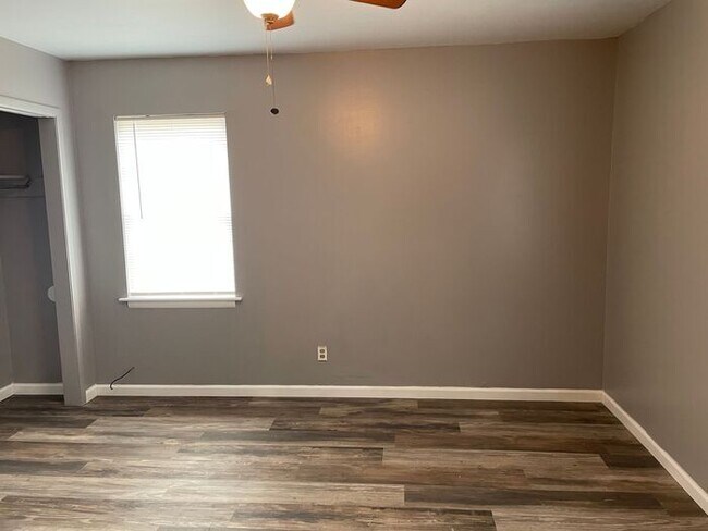 Building Photo - 1/1 Apartment Downtown Prattville!!!