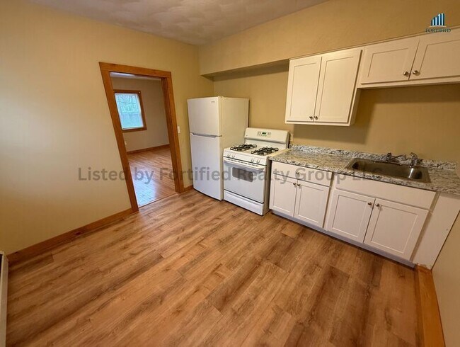 Building Photo - 132 Hall St