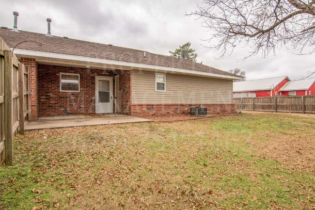 Building Photo - 2 bedroom, 2 bath duplex in Oklahoma