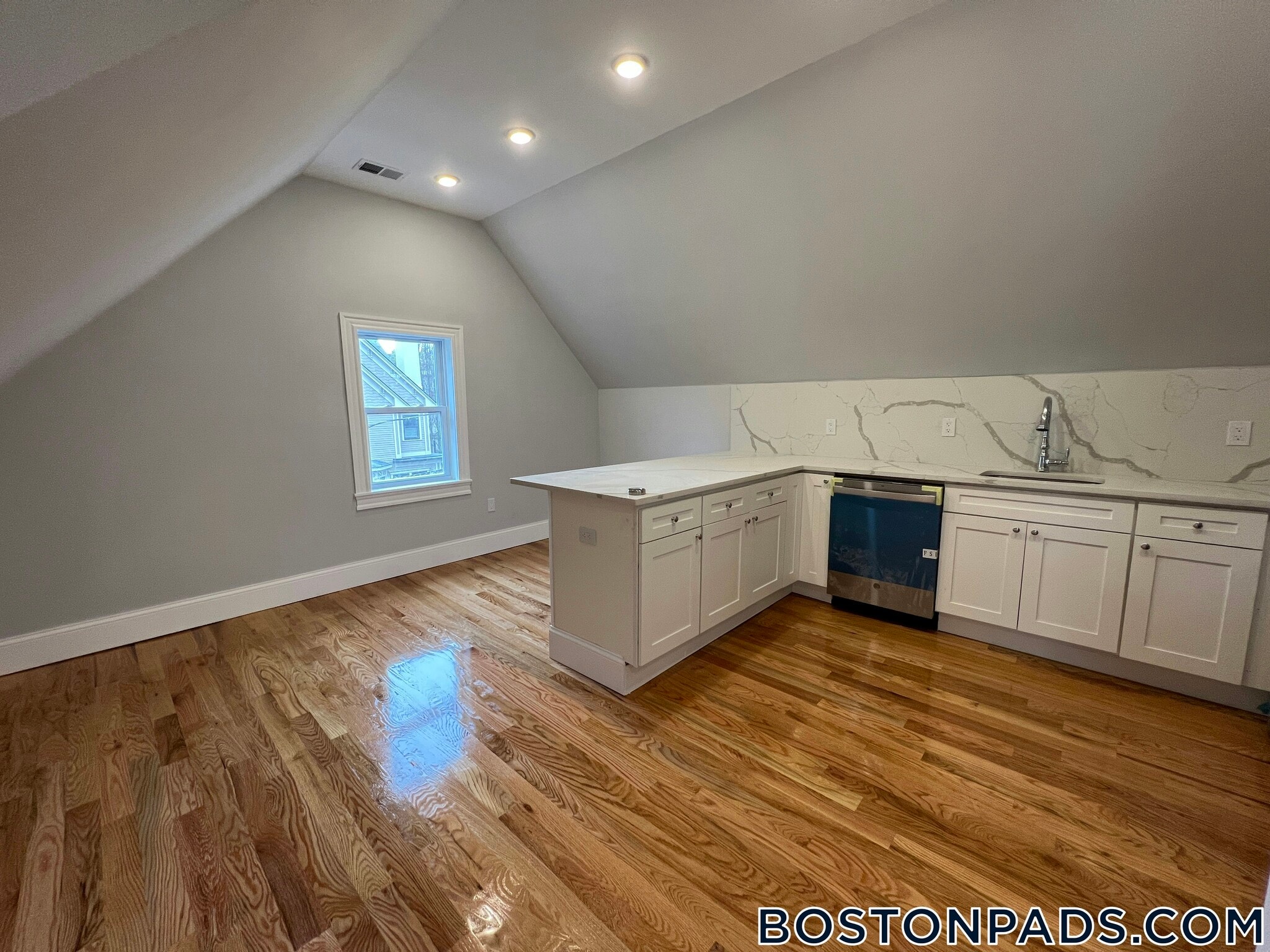 Building Photo - 158 Morrison Ave