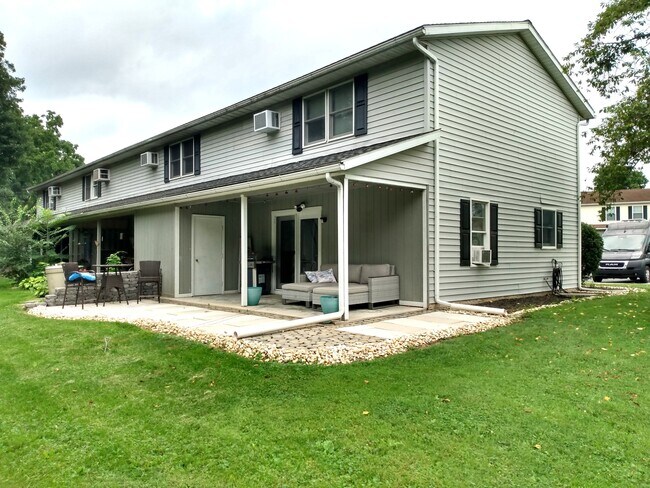 Building Photo - 2860 Fillmore Dr