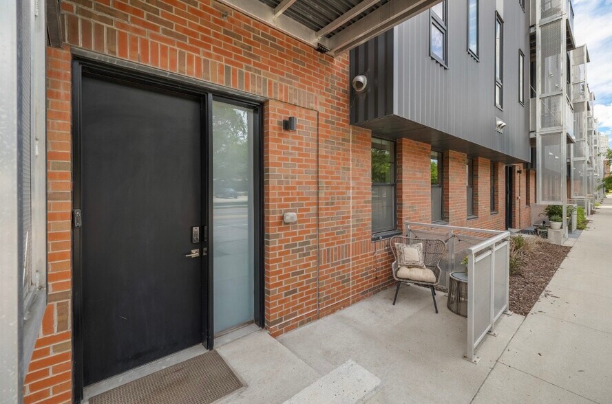 Building Photo - 450 SW 7th St