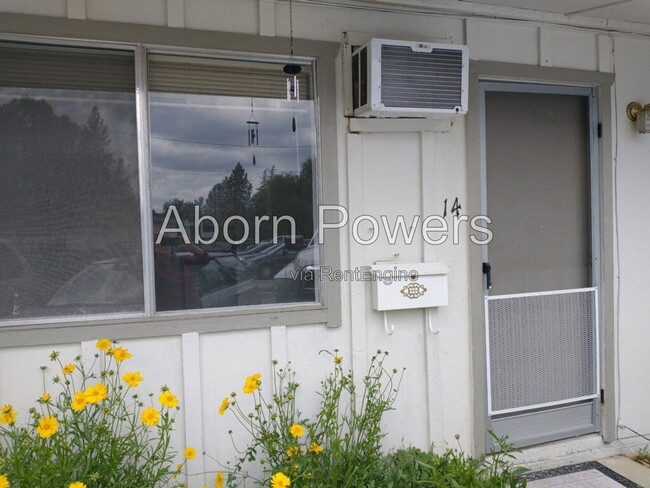 Building Photo - 2813 Manor Dr