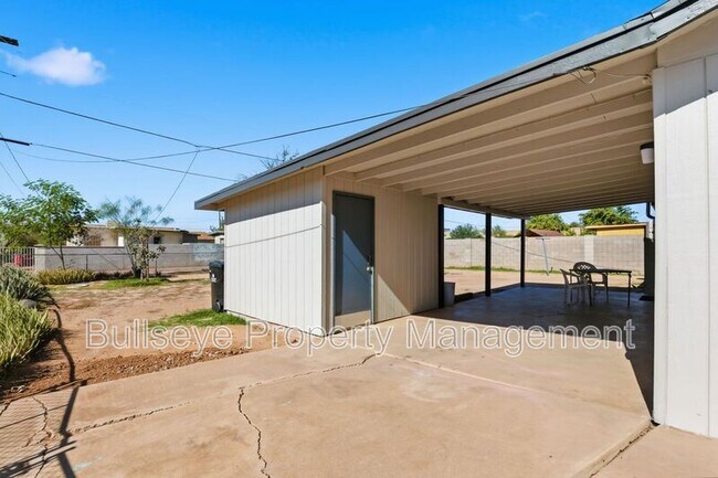 Building Photo - 1102 N 28th Pl