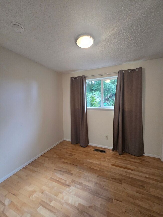 Building Photo - Beautiful 3 bedroom on large lot.