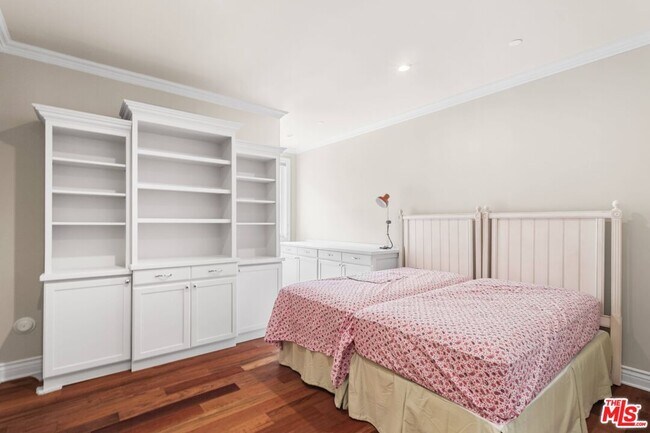 Building Photo - 209 25th St