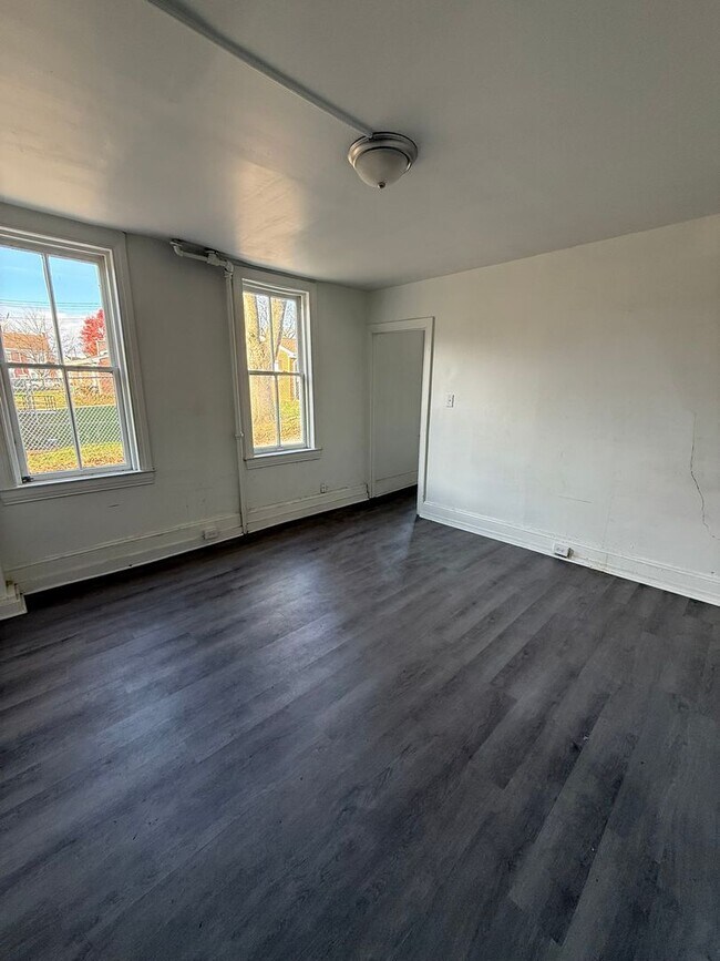 Building Photo - 351 Smyser St