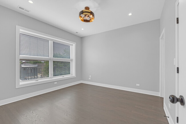 Building Photo - 4827 S St Lawrence Ave