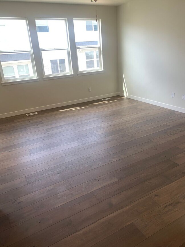 Building Photo - 6 Brand New Townhomes