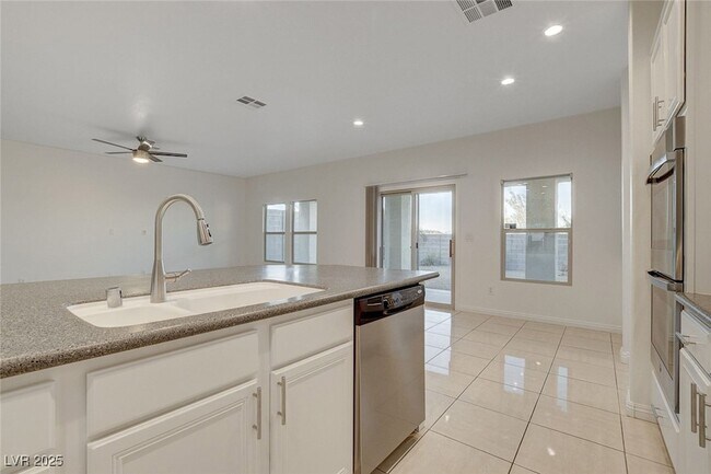 Building Photo - 1068 Riddle Glen St