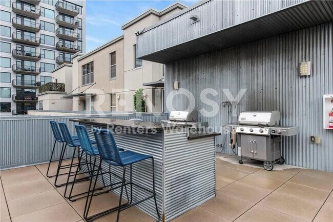 Building Photo - Downtown Luxury Condo Available!