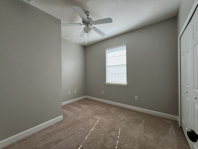 Building Photo - 3 Bedroom Townhouse in Boone School Area