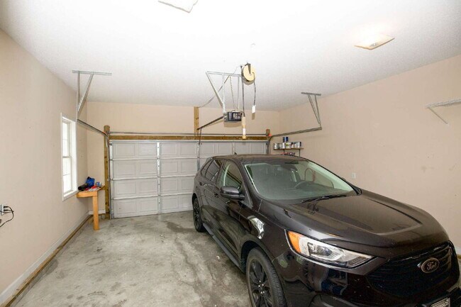 Building Photo - 110 Willow Creek Ln