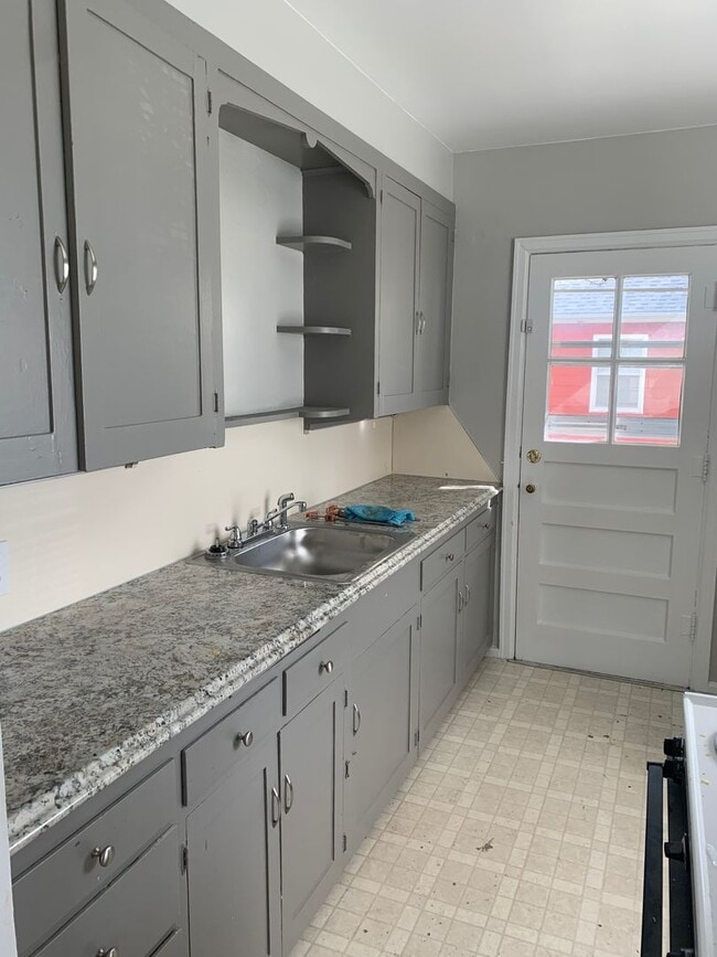 Building Photo - 2 BEDROOM, 1 BATHROOM APARTMENT
