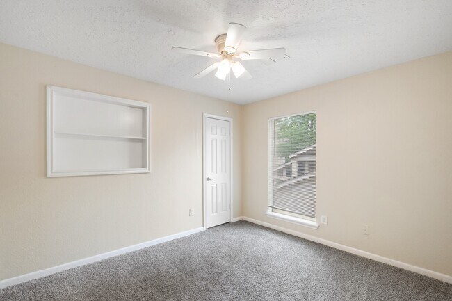Building Photo - 14126 Saddlebend Dr