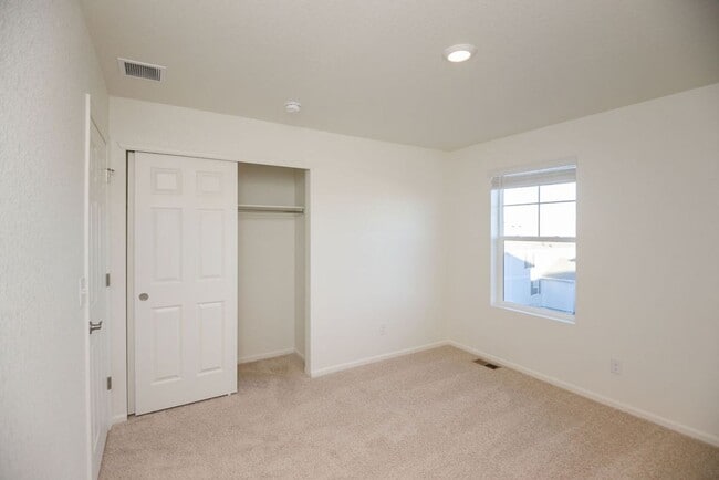 Building Photo - Spacious 4-Bedroom Home with 3-Car Garage & Walk-Out Basement | Prime Living Opportunity