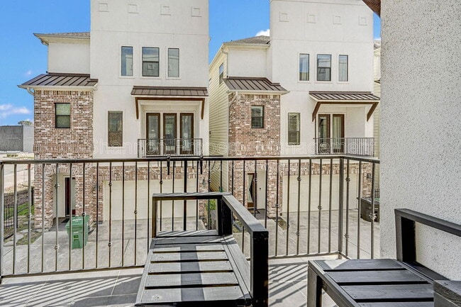 Building Photo - 744 W 24th St