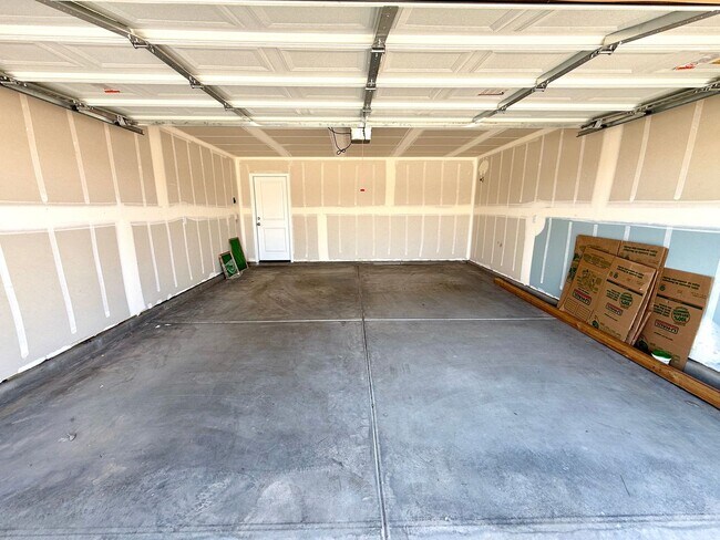 Building Photo - Spacious 4 Bedroom Home with Solar & Moder...