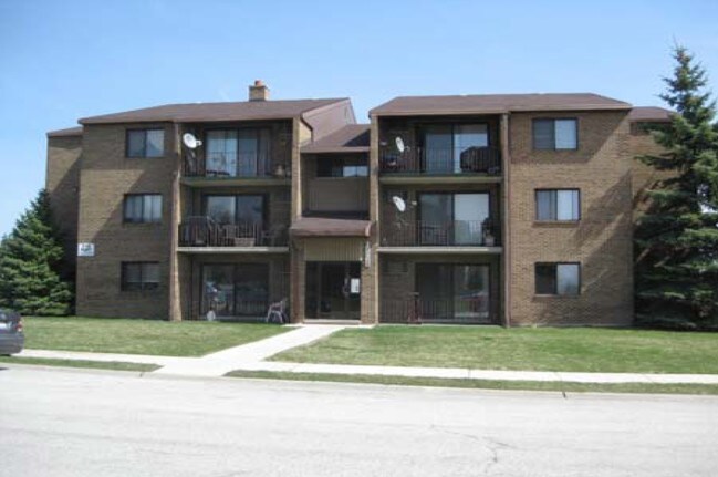 Primary Photo - 15265-15285 La Reina Real St